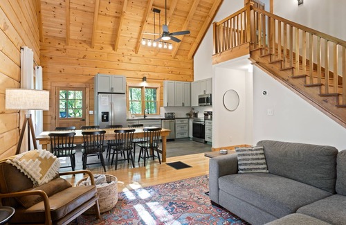 Marietta Cabin | Stylish Cabin 10 minutes from Travelers Rest