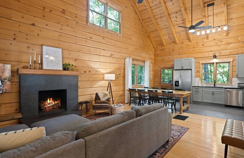 Marietta Cabin | Stylish Cabin 10 minutes from Travelers Rest