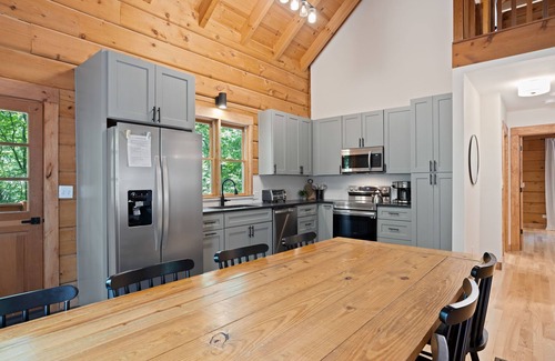 Marietta Cabin | Stylish Cabin 10 minutes from Travelers Rest