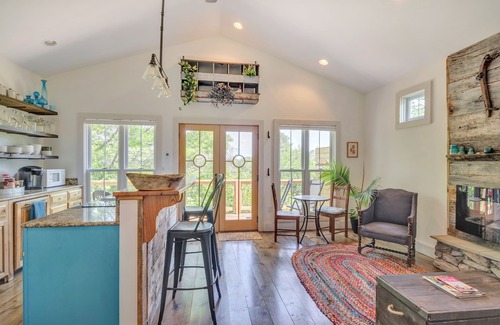 Wayland Park Cottage | Stylish Carriage House Suite near downtown Crozet
