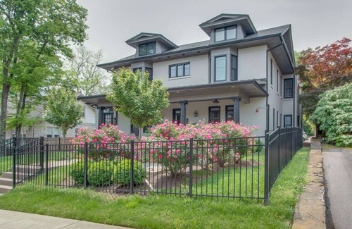 Hillsboro Village Condo | Stylish Charmer around the corner from Belmont U!