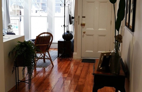 Wellington Cottage | Stylish City Cottage with Free Undercover Parking