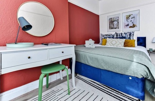 Mortlake Apartment | Stylish City Living: 3-BD Close to Everything!