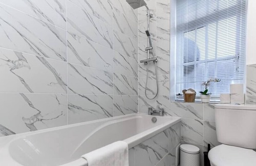 Mortlake Apartment | Stylish City Living: 3-BD Close to Everything!