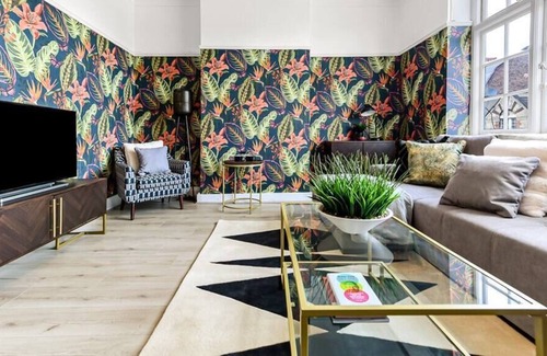 Mortlake Apartment | Stylish City Living: 3-BD Close to Everything!