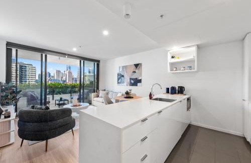 South Brisbane Apartment | Stylish City View Apt and Best Location with Pool and Gym