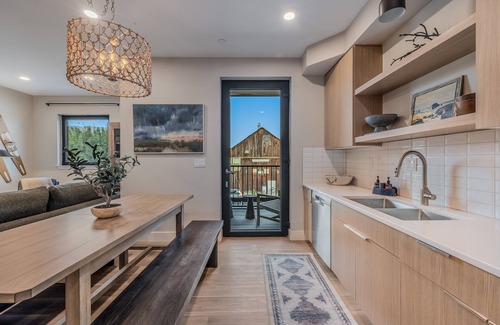 Sandpoint Condo | Stylish Condo w/Hot Tub in Heart of Downtown Sandpoint