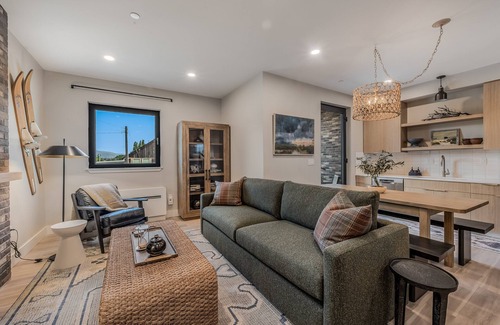 Sandpoint Condo | Stylish Condo w/Hot Tub in Heart of Downtown Sandpoint