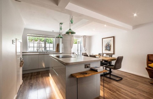 Topsham House | Stylish Cosy 3 Bedroom Cottage with parking in Topsham