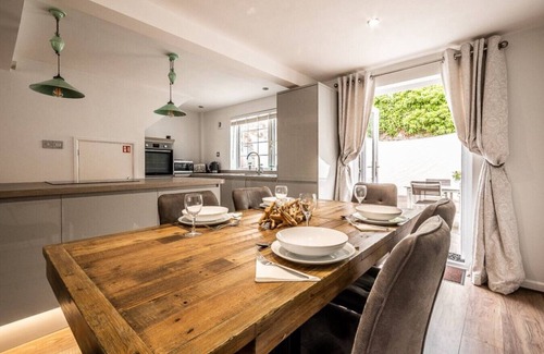Topsham House | Stylish Cosy 3 Bedroom Cottage with parking in Topsham
