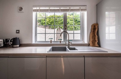 Topsham House | Stylish Cosy 3 Bedroom Cottage with parking in Topsham