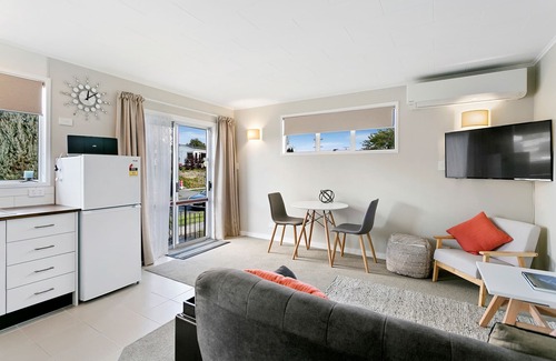 Two Mile Bay House | Stylish Cottage - Walking Distance to the Lake *No Service Fee*