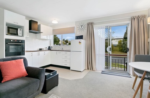 Two Mile Bay House | Stylish Cottage - Walking Distance to the Lake *No Service Fee*