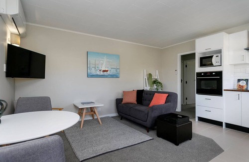Two Mile Bay House | Stylish Cottage - Walking Distance to the Lake *No Service Fee*