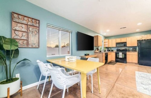 Campus Farm House | Stylish & Cozy/1 BR 1 BA/Casita/Parking