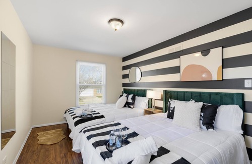 Downers Grove House | Stylish Cozy Getaway With Fireplace! + Foosball - Downers Grove