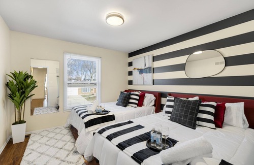 Downers Grove House | Stylish Cozy Getaway With Fireplace! + Foosball - Downers Grove