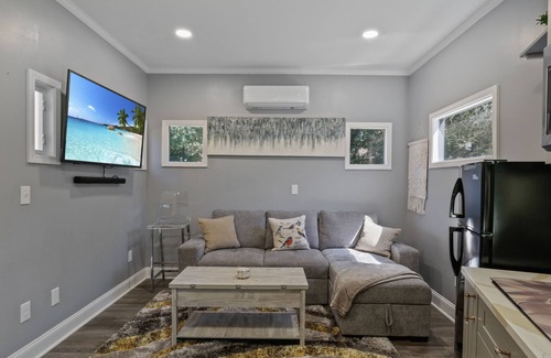 Atlanta Cottage | Stylish Cozy Tiny Home + Private Hot tub Covered Pationn10 min from downtown ATL