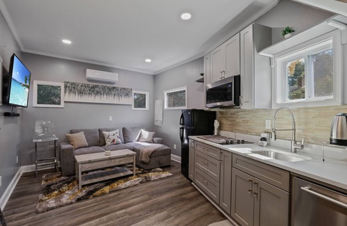 Atlanta Cottage | Stylish Cozy Tiny Home + Private Hot tub Covered Pationn10 min from downtown ATL