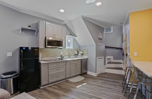 Atlanta Cottage | Stylish Cozy Tiny Home + Private Hot tub Covered Pationn10 min from downtown ATL