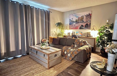 North Central Edmonton Condo | Stylish Downtown Condo near Rogers Place | Parking, Gym, Balcony & Kitchen