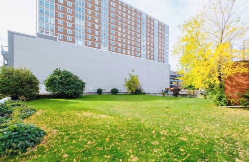 North Central Edmonton Condo | Stylish Downtown Condo near Rogers Place | Parking, Gym, Balcony & Kitchen