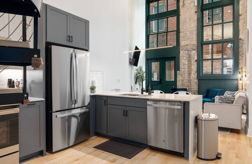 Civil Rights Historic District Apartment | Stylish DT Apartment Loft l Rooftop+Parking+Gym! Sleeps 4 n