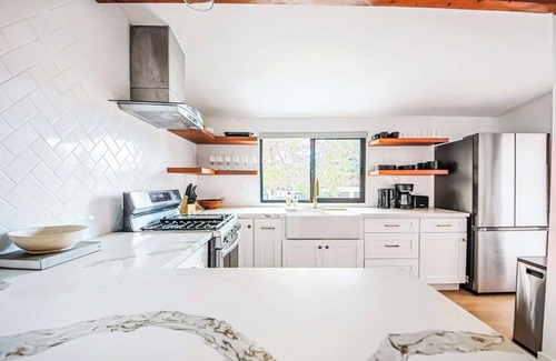 Silver Lake House | Stylish Duplex Villa w Rooftop Garden