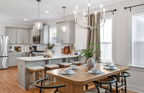 Durham House | Stylish Durham Getaway Near Duke/DT - Fun Backyard