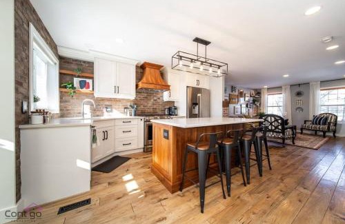 Southwest Edmonton House | Stylish Euro Vibes Home, Small Gym, AC, Yard, Office