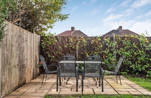 Kenton East Apartment | Stylish family home with garden and parking