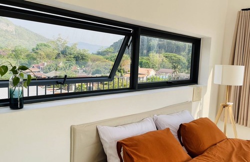 Mu Si House | Stylish Family Suit Mountain View w/ Kitchen & Deck-7 min to Khaoyainationalpark