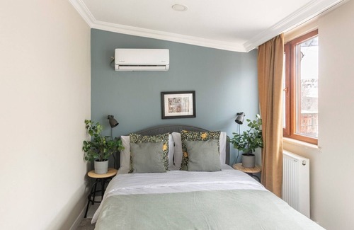 Tophane Apartment | Stylish Flat with Terrace 5 Mins from Galata