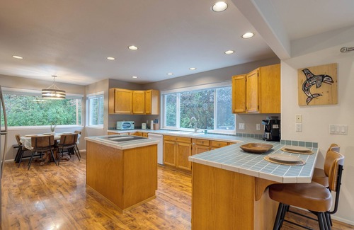 Clinton House | Stylish Forest Getaway on Whidbey Island | Near Beaches, Wineries & Trails