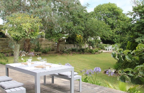 Helford House | Stylish Four Bedroom Clapboard Cottage in Picturesque Helford