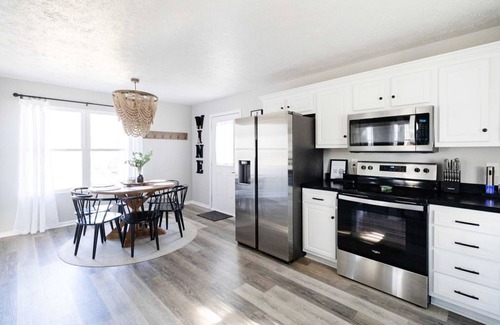 Geneva House | Stylish Home in Geneva, Ohio | Near Wineries | SPIRE | GOTL, Newly Renovated 4 Bedroom House in Ohio