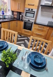 Linlithgow House | Stylish home in Linlithgow with free parking