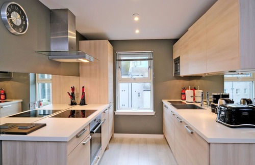 Central Aberdeen Apartment | Stylish home near Aberdeen station