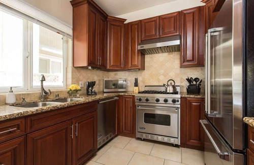 Universal City Apartment | Stylish Home | Prime Location + Top Amenities