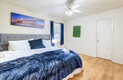 Beaumont House | Stylish home with Arcade(7000 games) and King beds