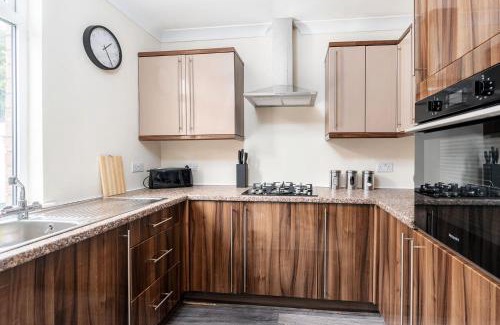 Knottingley Apartment | Stylish House with Garden