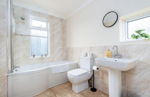 Knottingley Apartment | Stylish House with Garden