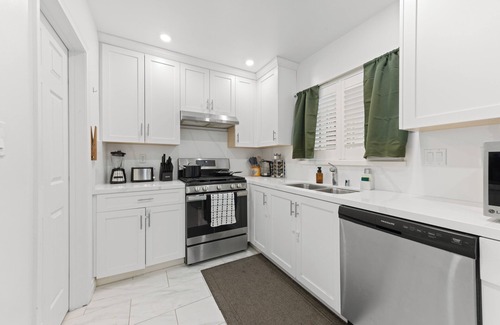 Northridge House | Stylish LA Getaway w/Hot Tub