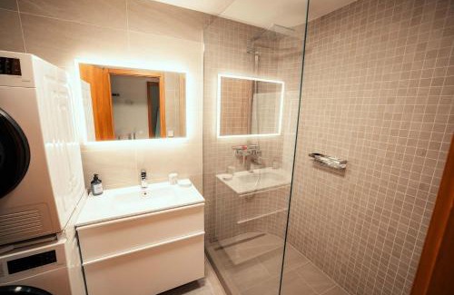 Laax Apartment | Stylish Lakeview Apartment Balcony & Free Parking