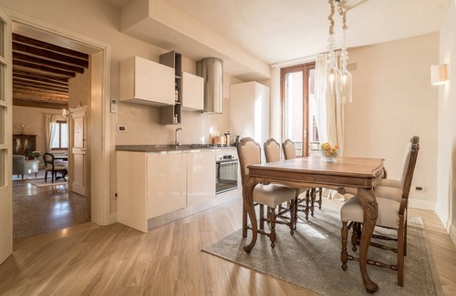 Cannaregio Apartment | Stylish living: newly renovated apartment in Palazzo with balcony and canal view