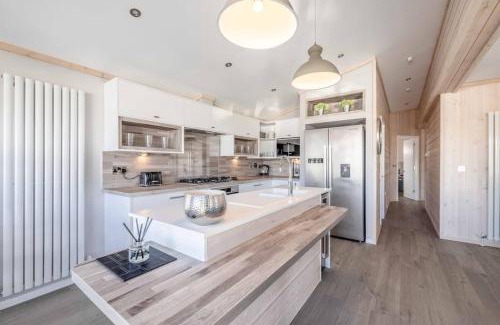 Windsor House | Stylish Lodge At Windsor Racecourse Marina