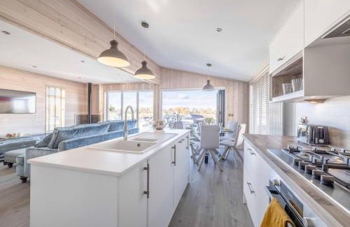 Windsor House | Stylish Lodge At Windsor Racecourse Marina