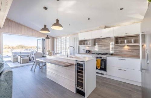 Windsor House | Stylish Lodge At Windsor Racecourse Marina