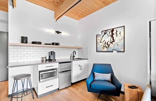 West Central Apartment | Stylish loft with city view at Kendall Yards Suite