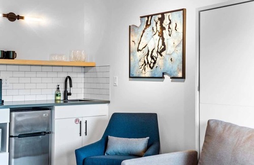 West Central Apartment | Stylish loft with city view at Kendall Yards Suite